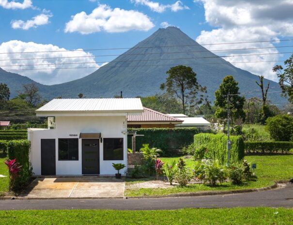 Villa Los Perezosos front